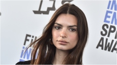 Έμιλι Ραταϊκόφσκι: Ποζάρει με ένα πράσινο – εμπριμέ μπικίνι 