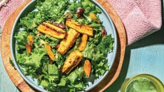 Ψητά κολοκύθια με πρασινάδες, βερίκοκο και ελιές Καλαμών