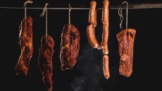 Τα πάντα για τα καπνιστά τρόφιμα: καύσιμη ύλη, αλάτι, μυρωδικά, εξοπλισμός