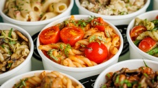 Pasta στο χέρι: 7 στέκια στην Αθήνα που κάνουν τις μακαρονάδες το αγαπημένο μας street food