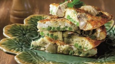 Φριτάτα με αγκινάρες και φέτα