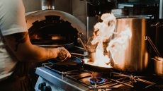 Αλέξανδρος Καρακατσάνης του Monk’s beard: Το αργό ψήσιμο στον ξυλόφουρνο δίνει ξεχωριστή νοστιμιά στα πιάτα