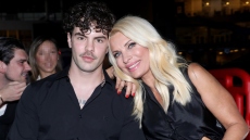 Ελένη Μενεγάκη: Μαζί με τον γιο της, Άγγελο Λάτσιο, σε νυχτερινή έξοδο - Δείτε βίντεο