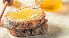 10 προϊόντα για τέλειο ελληνικό πρωινό: προζυμένιο ψωμί, βούτυρο αγελάδος, μέλι καστανιάς, σφακιανή και καφές με μαστίχα