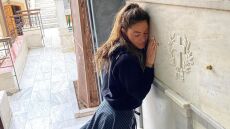 Μαρία Μενούνος: Γονάτισε μπροστά στον τάφο του Αγίου Νεκταρίου στην Αίγινα - «Τον άκουσα» περιγράφει