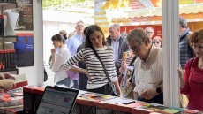 Ισπανία: Η Λετίθια επισκέφτηκε έκθεση βιβλίου στη Μαδρίτη και  έβγαλε selfies με πολίτες - Βίντεο