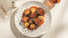  Μοσχάρι με μελιτζάνες, κοκκάρια και καρδάμωμο