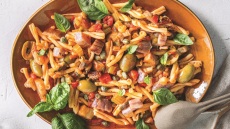 Μακαρονάδα με σάλτσα καπονάτα