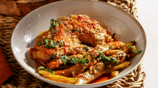 Κόκορας με σάλτσα πιπεριάς και φασολάκια