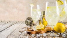 Limoncello Spritz: Το κοκτέιλ που έχει κατακτήσει την ακτή της Αμάλφι είναι πανεύκολο