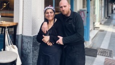 Τι γίνεται εκεί έξω; Μια κρυφή αυλή, μια νέα γαστροταβέρνα, ένας φούρνος και ένα λαχταριστό cheeseburger