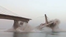Ινδία: Υπό κατασκευή γέφυρα καταρρέει σαν χάρτινος πύργος - Δείτε βίντεο