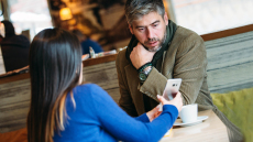 Ζευγάρια παρακολουθούν ο ένας τον άλλον... οικειοθελώς - Τι κρύβει η νέα τάση