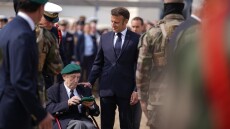 Γαλλία: Ο Μακρόν τίμησε την απόβαση στη Νορμανδία – Παρών ο τελευταίος επιζών Γάλλος καταδρομέας της επιχείρησης