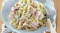 Βίδες με μαραθόριζα, ούζο και καπνιστή πέστροφα