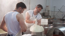 Σε ποιο τυροκομείο θα βρούμε γραβιέρα με παστουρμά;