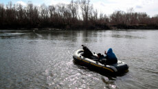 Έβρος: Τούρκοι στρατιωτικοί με ντουντούκες κάλεσαν τους μετανάστες στη νησίδα να γυρίσουν πίσω στην Τουρκία