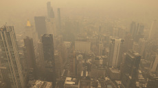 Νέα Υόρκη: Συγκλονιστικά πλάνα από drone δείχνουν το πυκνό σύννεφο καπνού που έχει «πνίξει» την πόλη