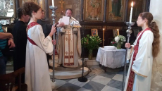 Ιερέας έντυσε παπαδάκια δύο κορίτσια σε εκκλησία στην Πλάκα - Τέθηκε σε αργία