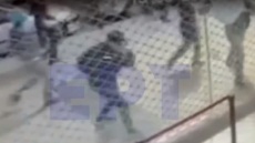 Κουκάκι: Η στιγμή της επίθεσης των κουκουλοφόρων που έσπασαν καταστήματα και ΑΤΜ - Δείτε βίντεο