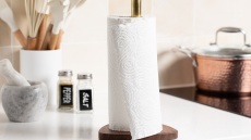 Χαρτί κουζίνας: 5 έξυπνοι τρόποι να το χρησιμοποιήσετε στην κουζίνα σας