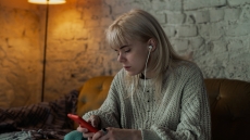 Μουσική: Γιατί λατρεύουμε να ακούμε μελαγχολικά τραγούδια