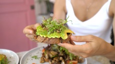 Plant-based διατροφή: Ποια φρούτα και λαχανικά είναι πιο φιλικά στο περιβάλλον;