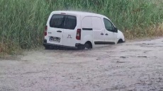 Έντονη βροχόπτωση στη Θεσσαλονίκη - Φούσκωσε ρέμα στο Ωραιόκαστρο κοντά σε σπίτια - Βίντεο