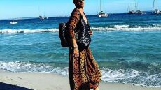 Χοακίν: Με λεοπάρ παρεό και τσάντα στην παραλία για να στηρίξει συμπαίκτες του που δέχτηκαν ομοβοφικές επιθέσεις 