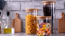 Δοχεία αποθήκευσης: Πώς εξοικονομούν χώρο στην κουζίνα μας