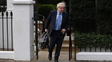 Μπόρις Τζόνσον: Επιστρέφει στη δημοσιογραφία ως αρθρογράφος στην Daily Mail