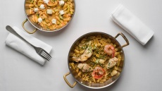 10 εστιατόρια, 10 πιάτα βγαλμένα μέσα από τις κατσαρόλες των ελληνικών νησιών