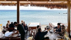 Στο Θαλασσάκι της Τήνου η Α. Ζάρπα μαγειρεύει μικρά έργα τέχνης με υλικά από το μποστάνι της