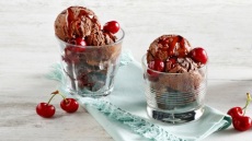 Σοκολατένιο Sundae με brownies, παγωτό παρφέ σοκολάτα και σιρόπι βύσσινο