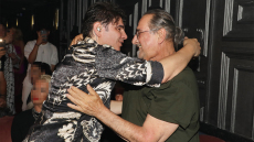 Βασίλης Καρράς: Η σπάνια εμφάνιση του τραγουδιστή - Πήγε στην πρεμιέρα του Νίκου Κουρκούλη