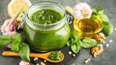 Βασιλικός:  5 εύκολες δροσερές συνταγές που φέρνουν το καλοκαίρι στο πιάτο μας