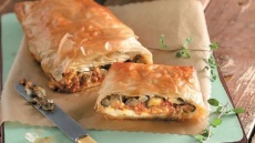 Ρολό με γέμιση μουσακά