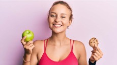 Φούσκωμα: Πότε προκαλείται – Τα τρόφιμα που ανακουφίζουν το στομάχι