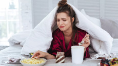 Comfort food: Ο χρόνιος παράγοντας που μας ωθεί στις λιχουδιές και μας προσθέτει κιλά