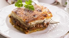 Μουσακάς: το απόλυτο καλοκαιρινό φαγητό σε 18 εκδοχές για κάθε γούστο