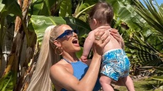 Ιωάννα Τούνη: Αλλάζει πάνα στον γιο της στην Ψαρρού - Βίντεο