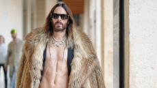 Τζάρεντ Λέτο: Η εκκεντρική εμφάνισή του με γούνα στους δρόμους του Παρισιού