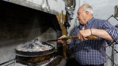 Βλάχικη Γάστρα: Η ταβέρνα με τον ιδιότυπο φούρνο όπου αργοψήνονται τα κρεατικά και οι πίτες