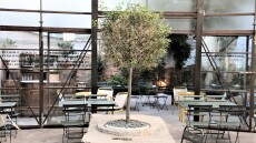 Τι γίνεται εκεί έξω; Ένα καλοκαιρινό σάντουιτς, ποιοτικοί καφέδες και τραγανές μπουκιές από κουνέλι