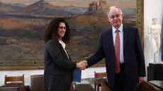 Εκλογές 2023: Η Καλλιόπη Σπανού παρέδωσε τα τελικά αποτελέσματα στον Κώστα Τασούλα