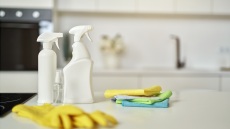 4 πράγματα που πρέπει να ξέρετε για τη χρήση της χλωρίνης στην κουζίνα