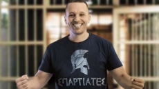 Εκλογές 2023 - Ηλίας Κασιδιάρης: Η φωτογραφία με το «νενικήκαμεν» προϊόν μοντάζ, λέει η αντεγκληματική