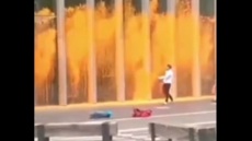 Βρετανία: Ακτιβιστές για το κλίμα πέταξαν μπογιά στην έδρα της TotalEnergies στο Λονδίνο