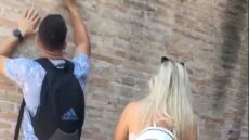 Ιταλία: Οργή για τον τουρίστα που χάραξε με κλειδιά ονόματα στο Κολοσσαίο - Δείτε βίντεο