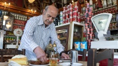 Το Eιδικόν: η υπεραιωνόβια μπακαλοταβέρνα του Πειραιά